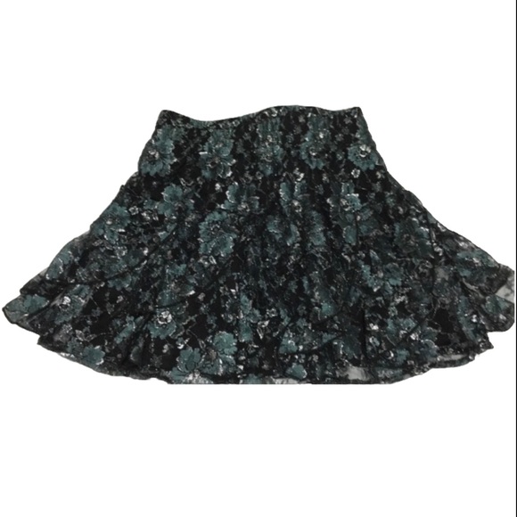 Vanity Lace Mini skirt size small - Picture 8 of 9